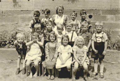 Lotte Stoll mit Kinder der Jahrgänge 1944/45